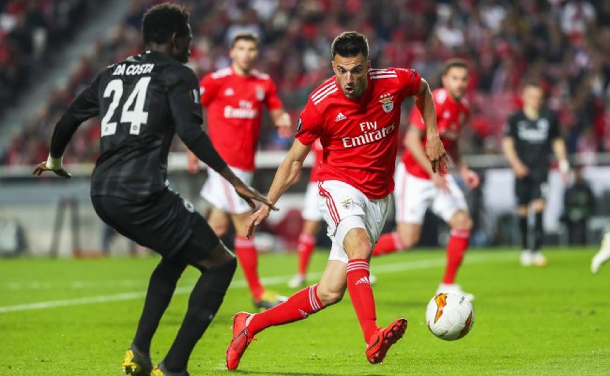 本菲卡训练开放日，窗口期回应争议引欢呼，欧联在即，年轻球员得到机会(本菲卡对格拉斯哥流浪者)